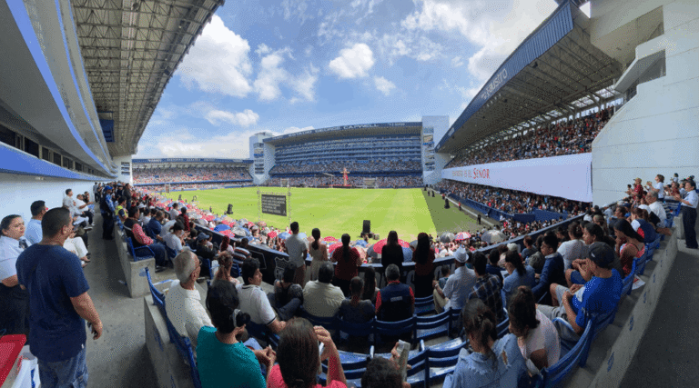 ¡Encuentro de las Familias al Pie de la Cruz en Guayaquil Ecuador!